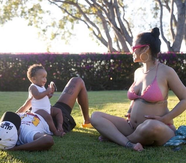 Рианна поделилась ранее не публиковавшимися снимками в бикини времен своих беременностей, отметив 59-ю годовщину независимости Барбадоса в понедельник в Instagram