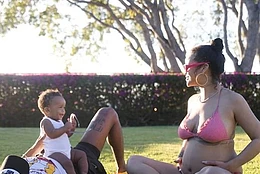 Рианна поделилась ранее не публиковавшимися снимками в бикини времен своих беременностей, отметив 59-ю годовщину независимости Барбадоса в понедельник в Instagram