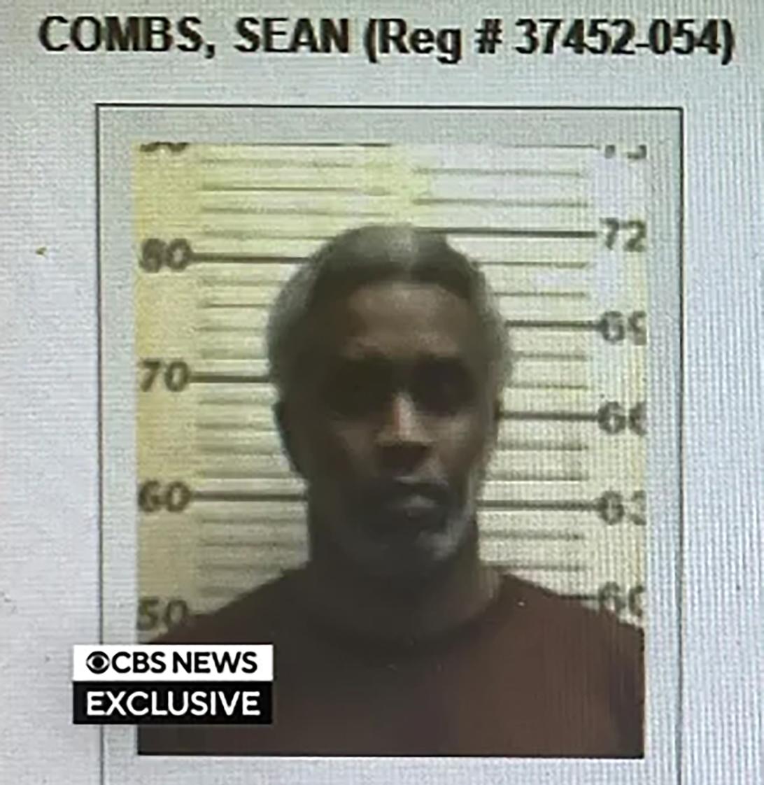 Полицейское фото Шона Комбса (Дидди) с идентификационным номером и мерной шкалой.
