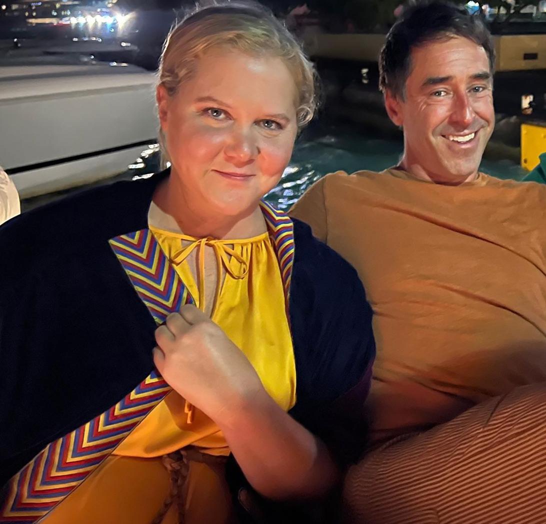 На ночной лодке Эми Шумер и Крис Фишер сияют улыбками.