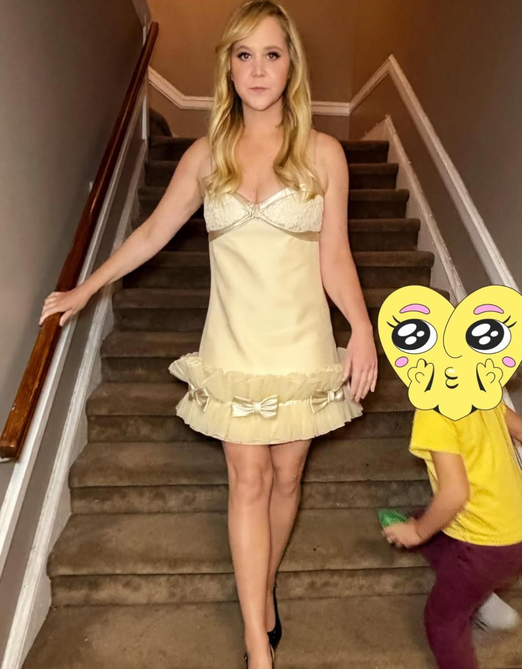 Эми Шумер позирует в откровенном платье на лестнице с сыном Джином.