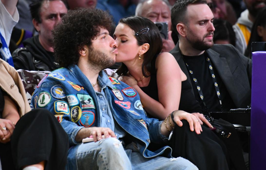 Бенни Бланко и Селена Гомес замечены целующимися на матче «Лос-Анджелес Лейкерс».