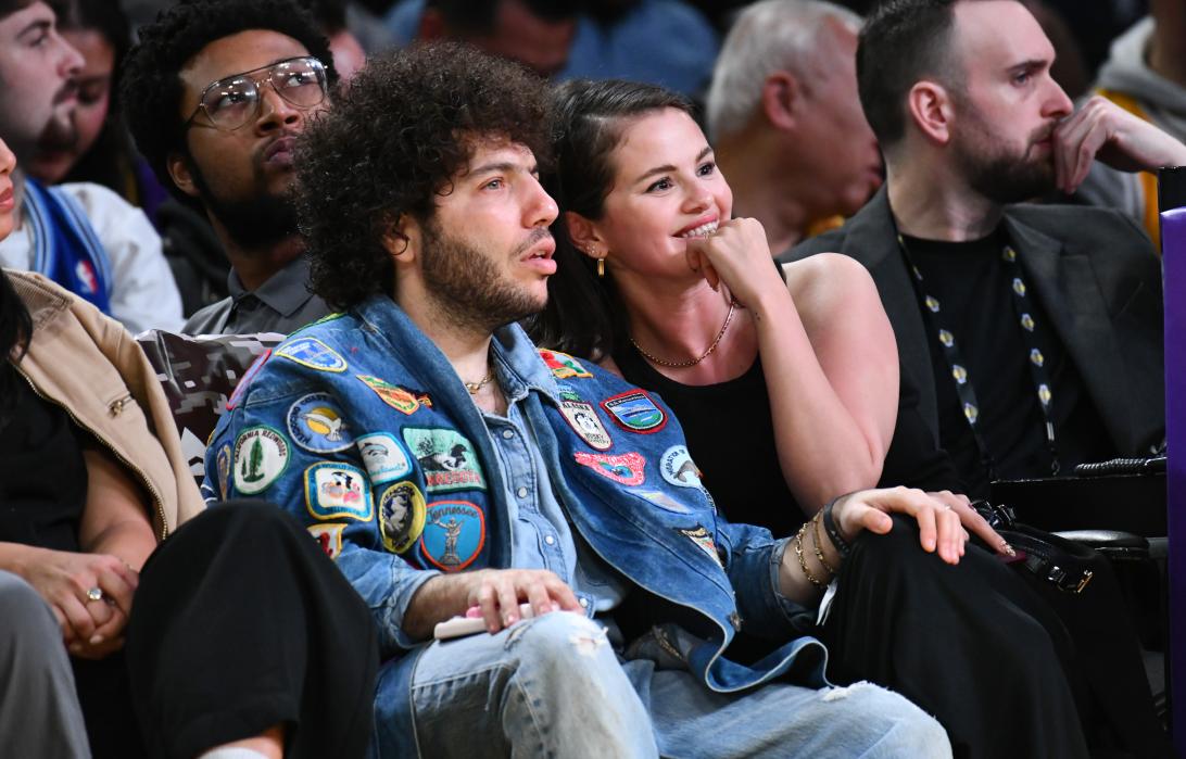 Бенни Бланко и Селена Гомес посетили матч «Лейкерс».