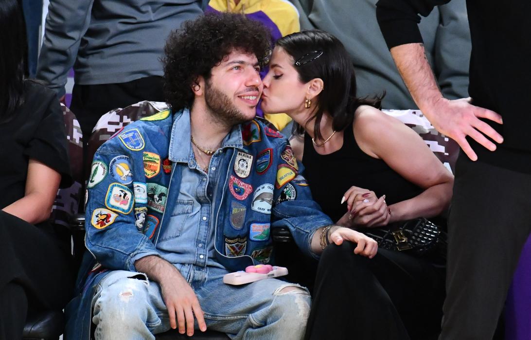 Селена Гомес и Бенни Бланко целуются на матче «Лейкерс».