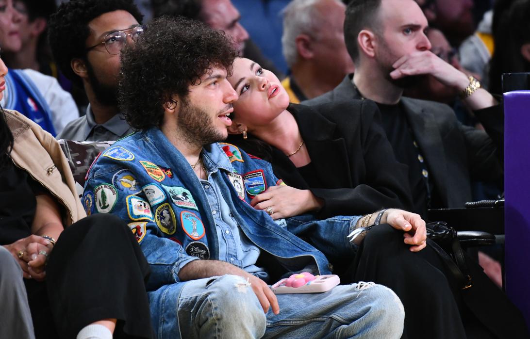 Селена Гомес и Бенни Бланко замечены на баскетбольном матче Лейкерс.