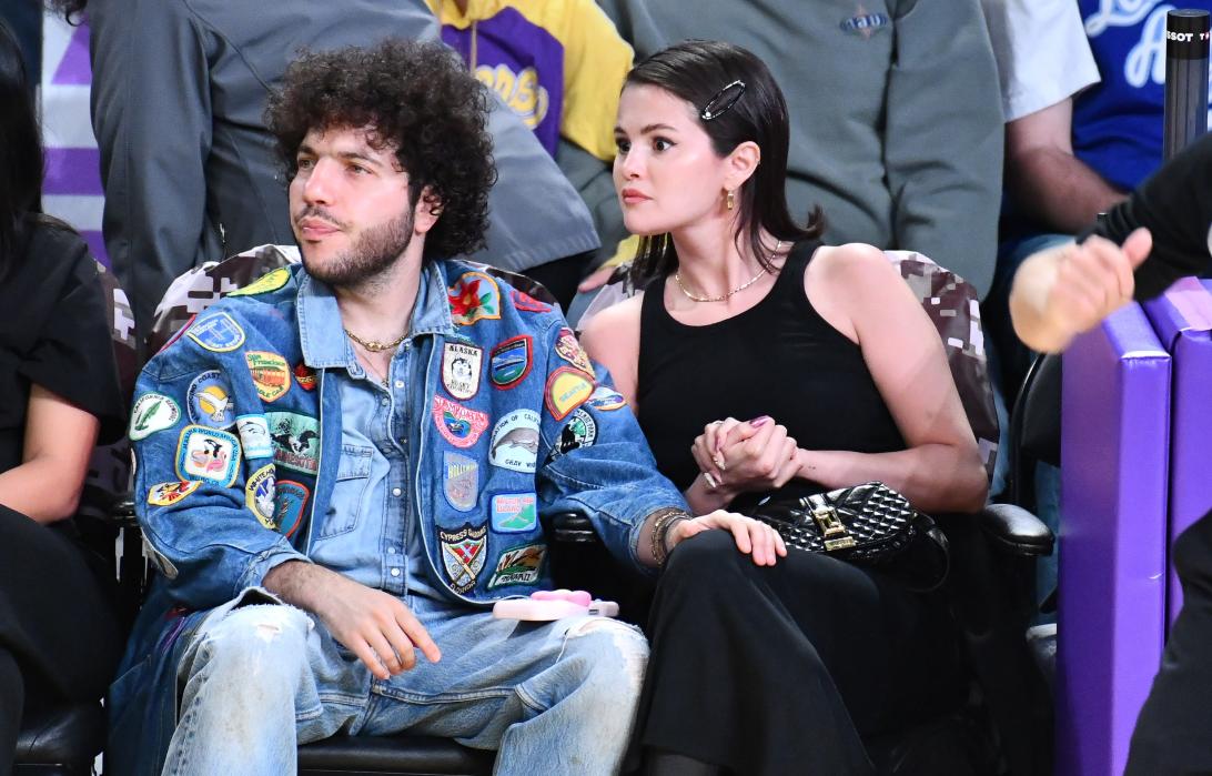 Бенни Бланко и Селена Гомес замечены на баскетбольном матче Лейкерс-Пеликанс на Crypto.com Арене.