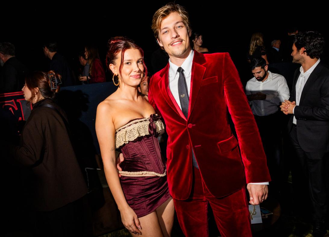 Милли Бобби Браун и Джейк Бонджови позируют на мировой премьере 5-го сезона «Очень странных дел».