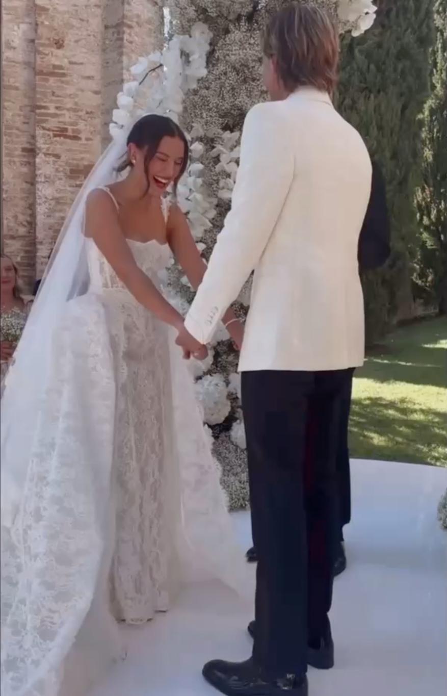 Милли Бобби Браун и Джейк Бон Джов на своей свадьбе.