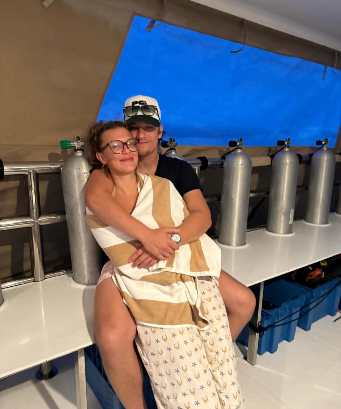 Милли Бобби Браун и Джейк Бонджови