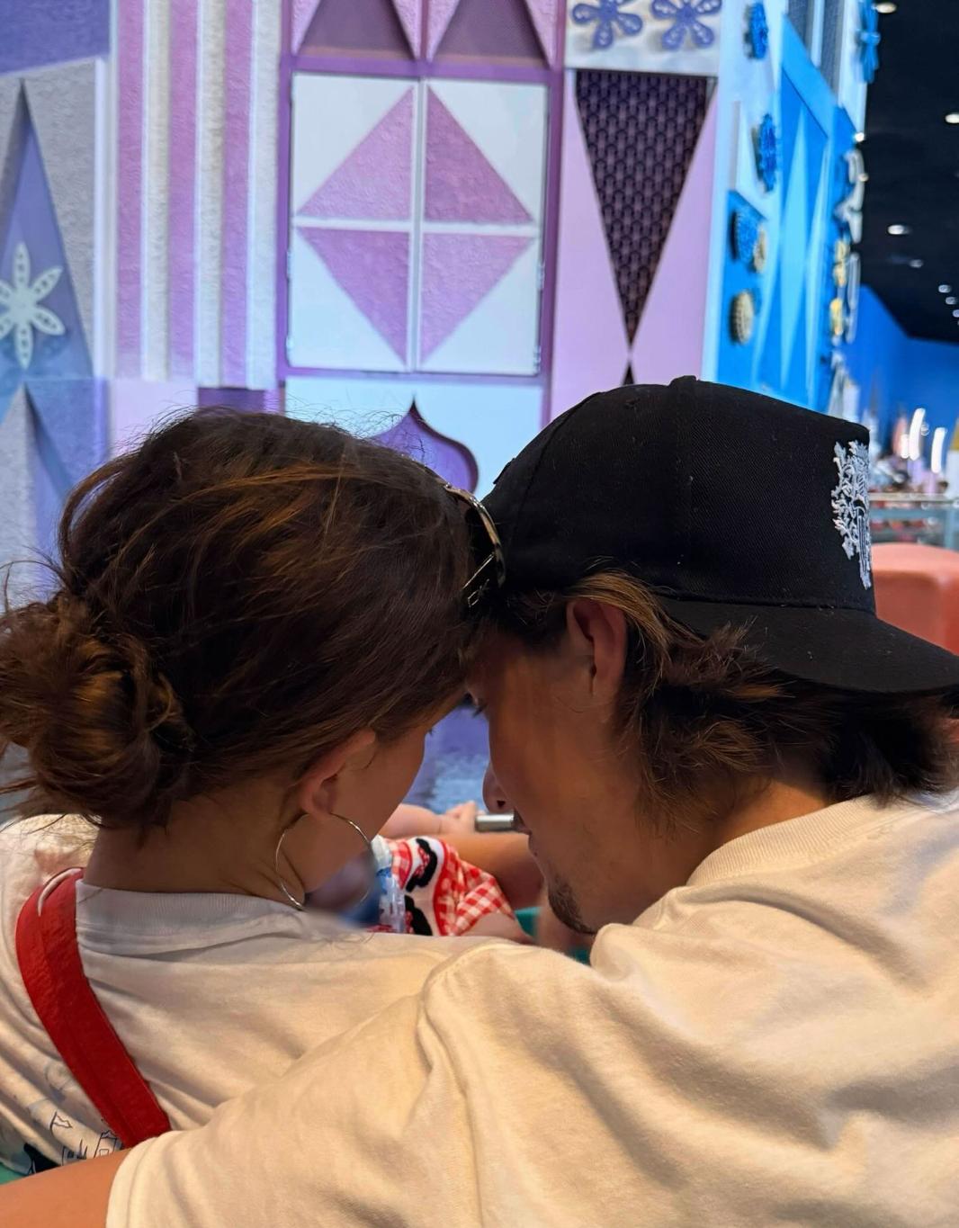 Милли Бобби Браун и Джейк Бонджови со своей новорожденной дочерью.