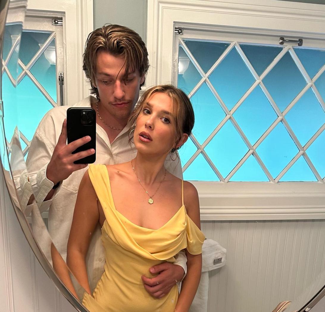 Милли Бобби Браун и Джейк Бонджови делают селфи в зеркале.