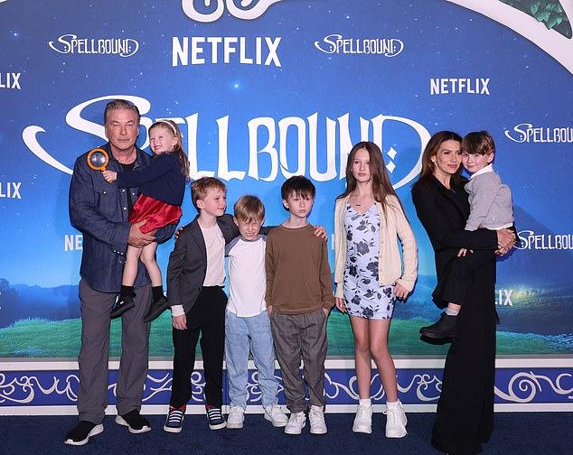 Пара познакомилась в 2011 в Манхэттене, поженилась год спустя, родив семерых детей. На фото (ноябрь 2024) они с детьми.