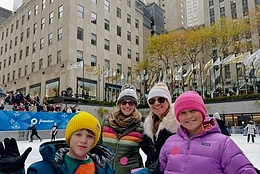 Келли Кларксон поделилась редким фото своих детей, которые продолжают переживать невообразимое горе всего через четыре месяца после внезапной смерти их отца, Брэндона Блэкстока