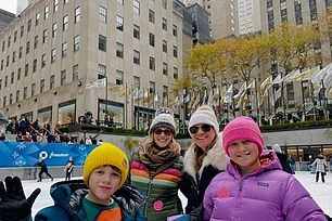 Келли Кларксон поделилась редким фото своих детей, которые продолжают переживать невообразимое горе всего через четыре месяца после внезапной смерти их отца, Брэндона Блэкстока