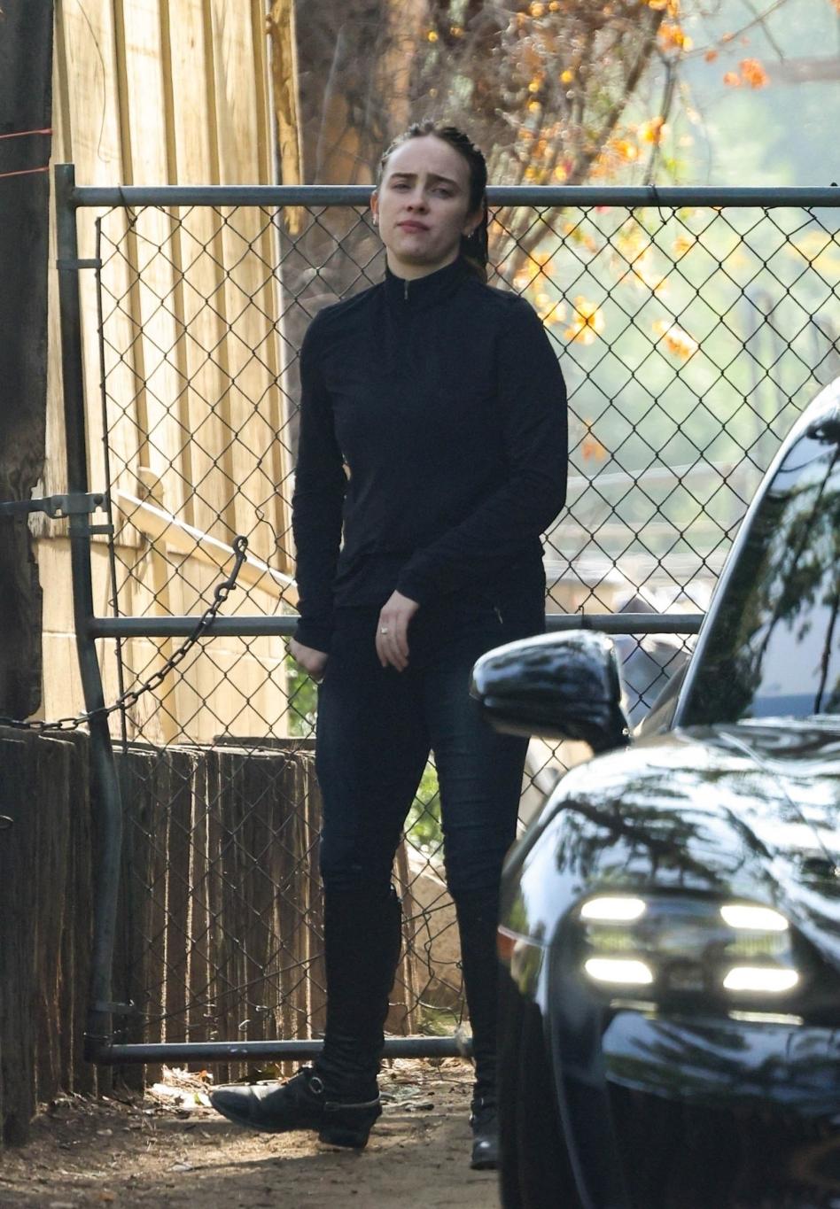 Билли Айлиш приехала на занятие верховой ездой, одетая полностью в чёрное.