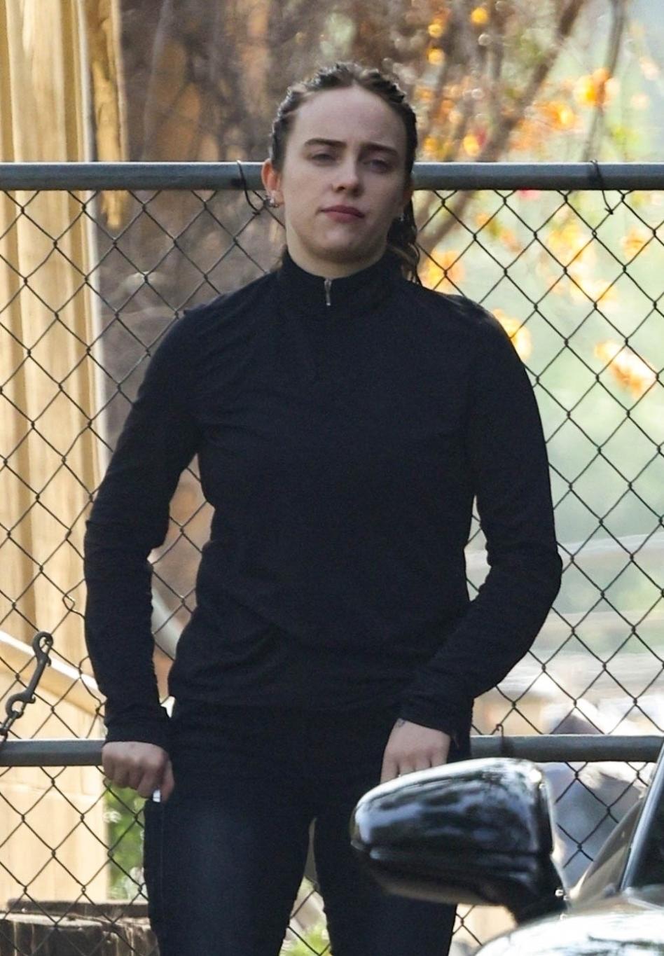 Билли Айлиш в черном топе и брюках прибывает на верховую езду.