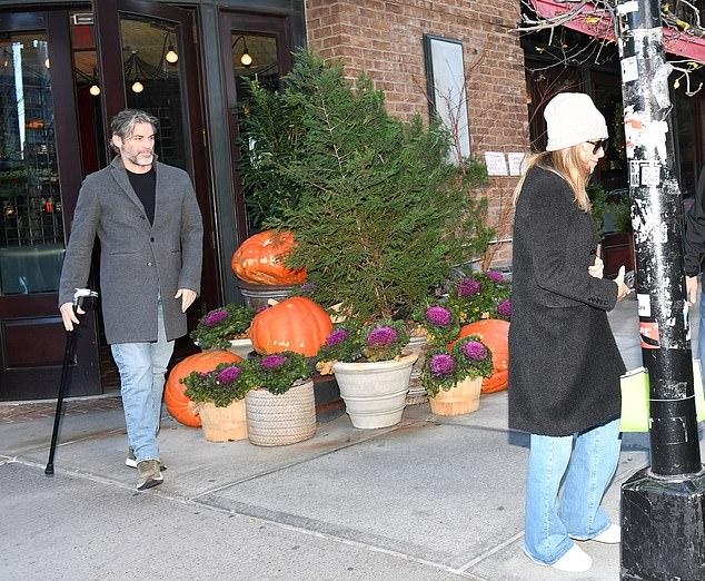 Дженнифер Энистон была чем-то поглощена, покидая ресторан Cafe Cluny