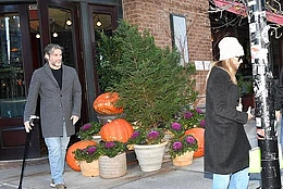 Дженнифер Энистон была чем-то поглощена, покидая ресторан Cafe Cluny