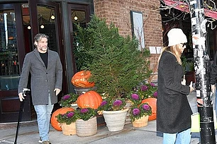 Дженнифер Энистон была чем-то поглощена, покидая ресторан Cafe Cluny