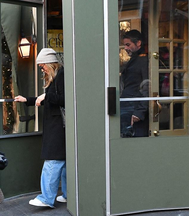 Энистон распахнула дверь, даже не взглянув на Кертиса с тростью.