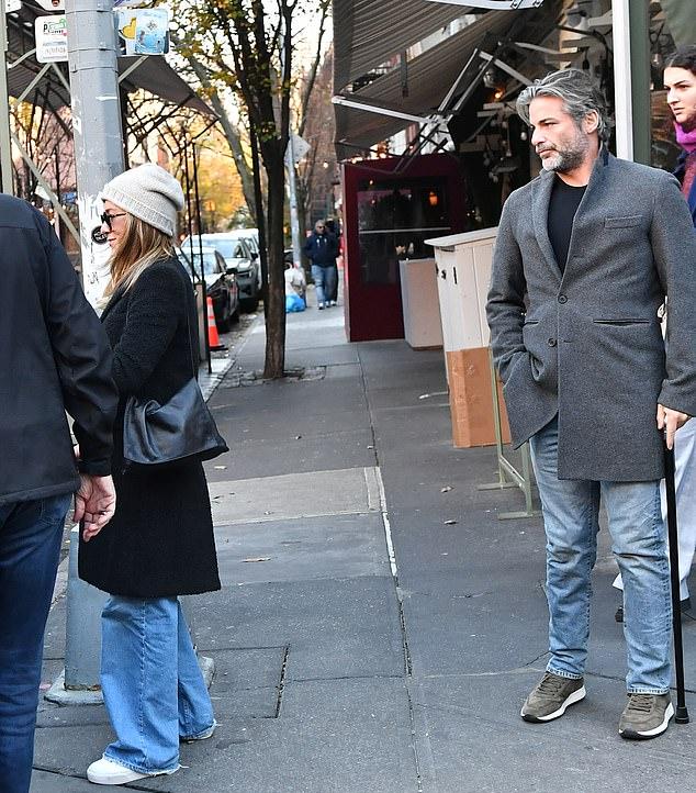 Он одиноко стоял с тростью. Она, не взглянув на парня, говорила с телохранителем в черном пиджаке.