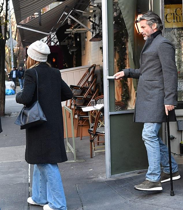 Мальчик остался совершенно один, когда голливудская звезда удалилась.