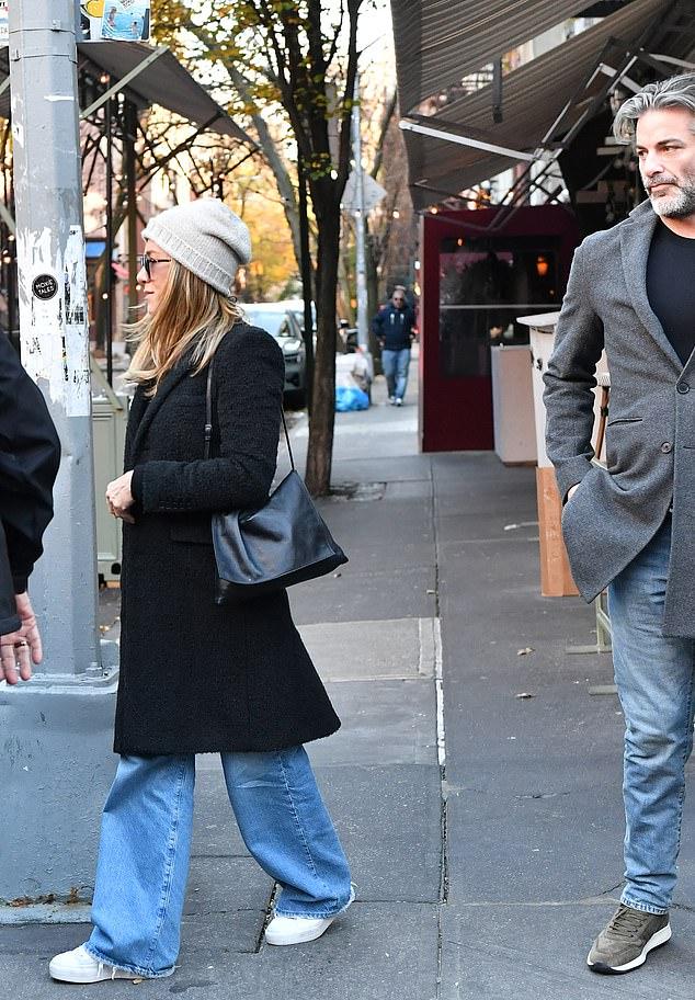 Велнес-эксперт ходил с тростью из-за давней травмы, много лет причинявшей ему сильную боль.