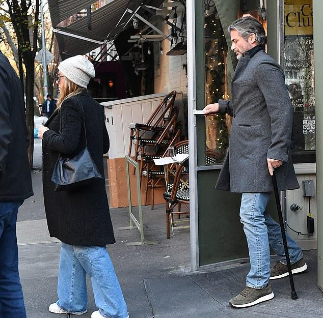 Отвлечённая Дженнифер Энистон, выходя из нью-йоркского Cafe Cluny, опередила бойфренда Джима Кертиса и не придержала ему дверь.