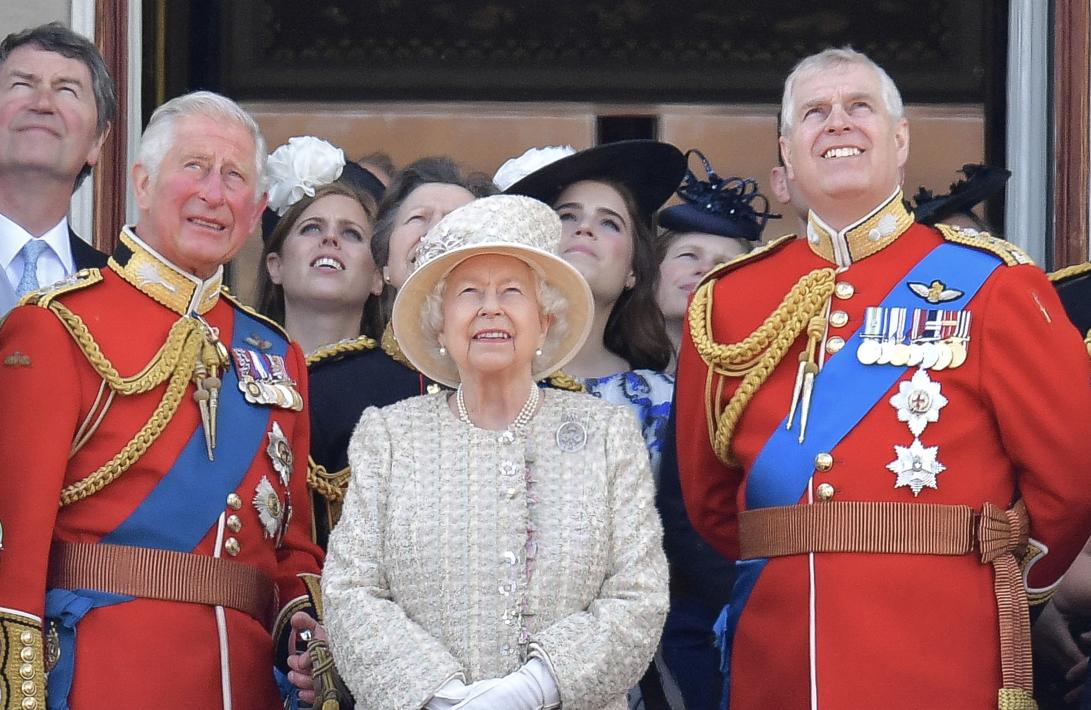 Королева Елизавета II на балконе Букингемского дворца в окружении королевской семьи наблюдает за воздушным парадом.