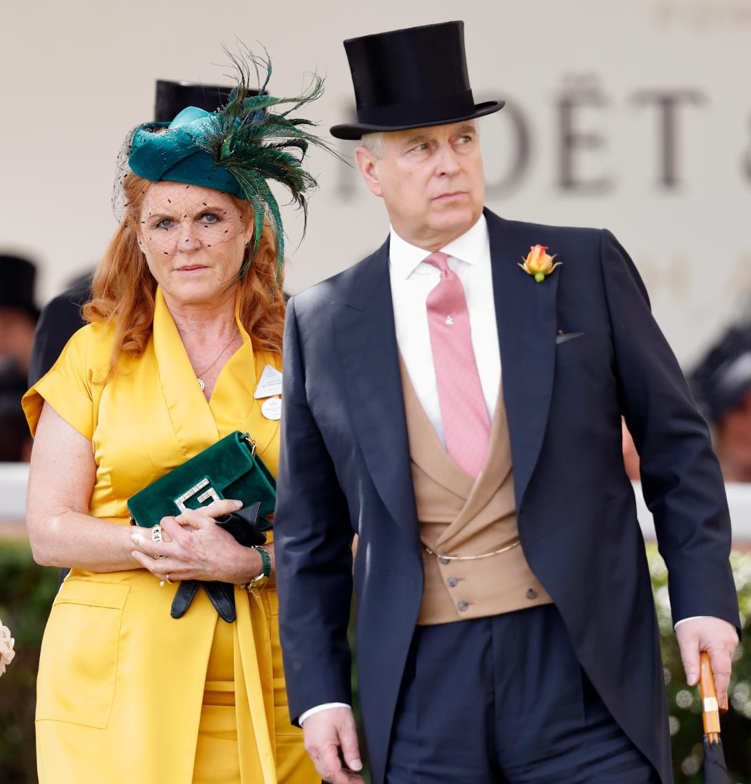 Принц Эндрю в цилиндре и Сара Фергюсон в желтом платье блистали на Королевских скачках в Аскоте.