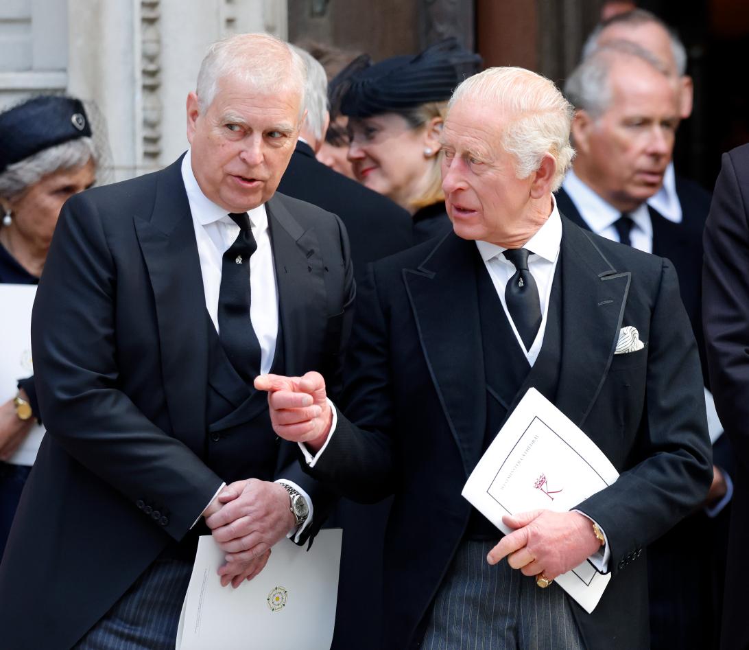 Принц Эндрю и Король Карл III беседуют на Реквиеме по Кэтрин, герцогине Кентской.