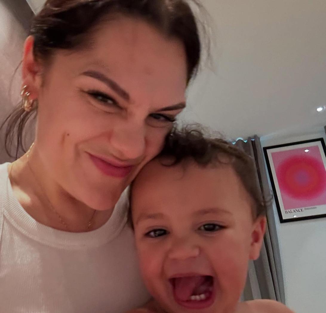 Джесси Джей и ее сын Скай мило улыбаются для совместного селфи.