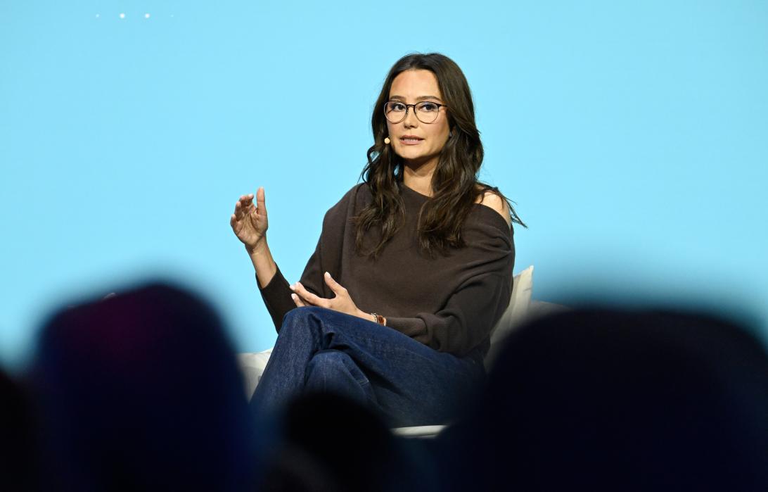 Эмма Хеминг Уиллис выступает на сцене конференции «End Well Project 2025».