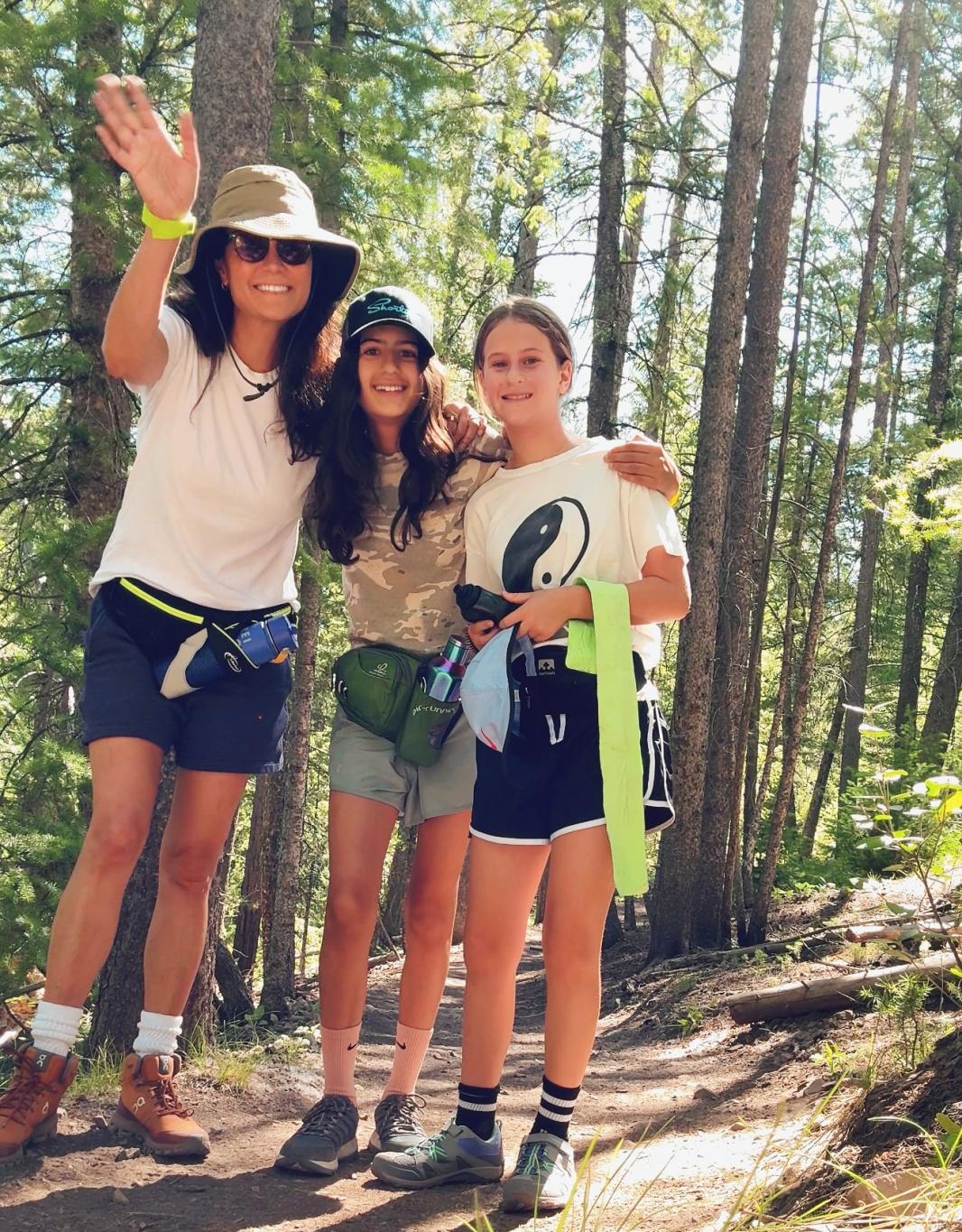 Эмма Хеминг Уиллис с дочерьми наслаждаются походом на природу.