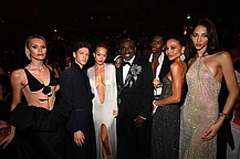 Рита Ора произвела фурор на звездной синей дорожке церемонии Fashion Awards в понедельник вечером