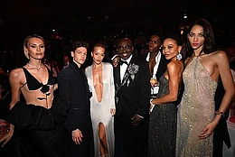 Рита Ора произвела фурор на звездной синей дорожке церемонии Fashion Awards в понедельник вечером