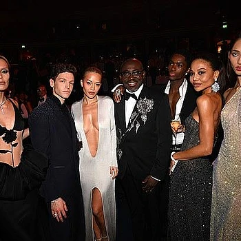 Рита Ора произвела фурор на звездной синей дорожке церемонии Fashion Awards в понедельник вечером