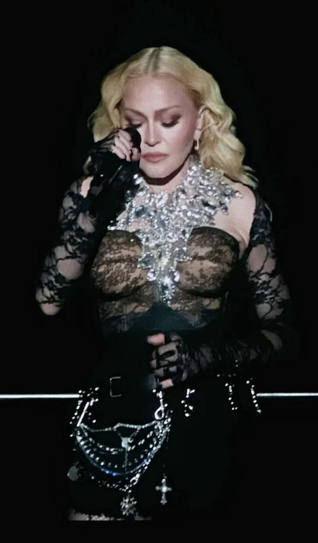 Во Всемирный день борьбы со СПИДом 2023 Мадонна расчувствовалась на сцене, делясь: "Лично потеряла многих друзей и близких из-за СПИДа."