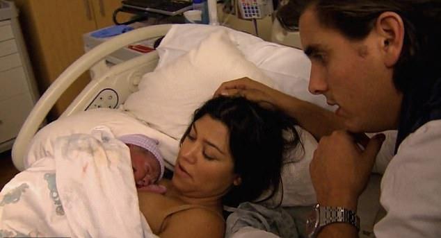 Кортни Кардашьян Баркер стала первой из клана Кардашьян-Дженнер, родившей ребенка, когда в 2009 году у нее и Скотта Дисика появился сын Мэйсон.