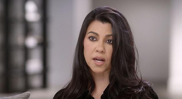 Баркер в четверг в шоу "Кардашьяны" призналась: "Я не читала книг, но мой материнский инстинкт подсказал мне выбрать привязанное воспитание".