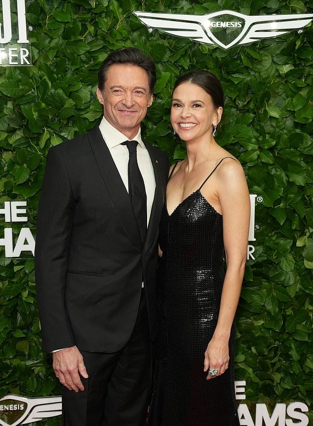 Неудивительно: пара не могла оторваться друг от друга, выглядя потрясающе в своих нарядах.