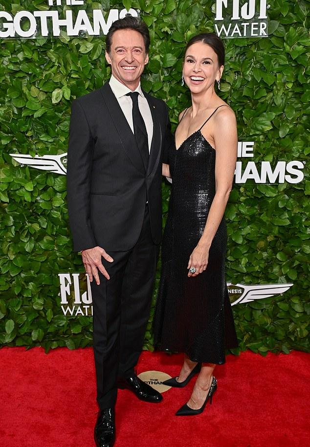 Несмотря на яркие софиты, Хью Джекман и его девушка Саттон Фостер открыто проявляли взаимную привязанность.