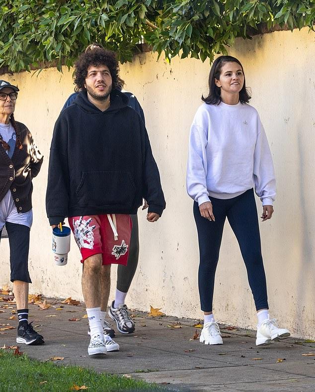 Молодожёны Селена Гомес и Бенни Бланко отдохнули от гламура, спокойно прогулявшись с друзьями в Беверли-Хиллз.