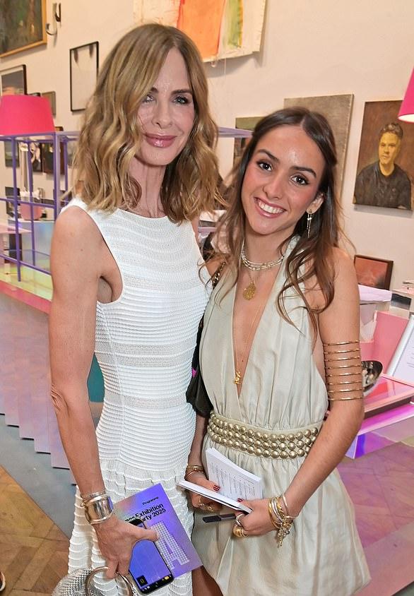 Тринни Вудолл и ее дочь Лайла Эличафф посетили Летнюю выставку Королевской академии искусств в этом году.