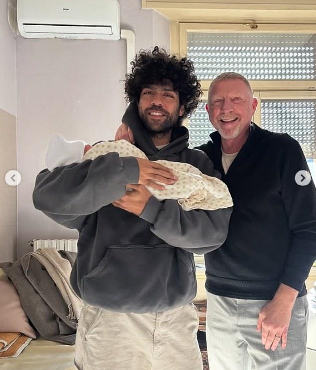 Бывший чемпион Уимблдона также опубликовал снимок своего 31-летнего сына Ноа с Зои на руках.