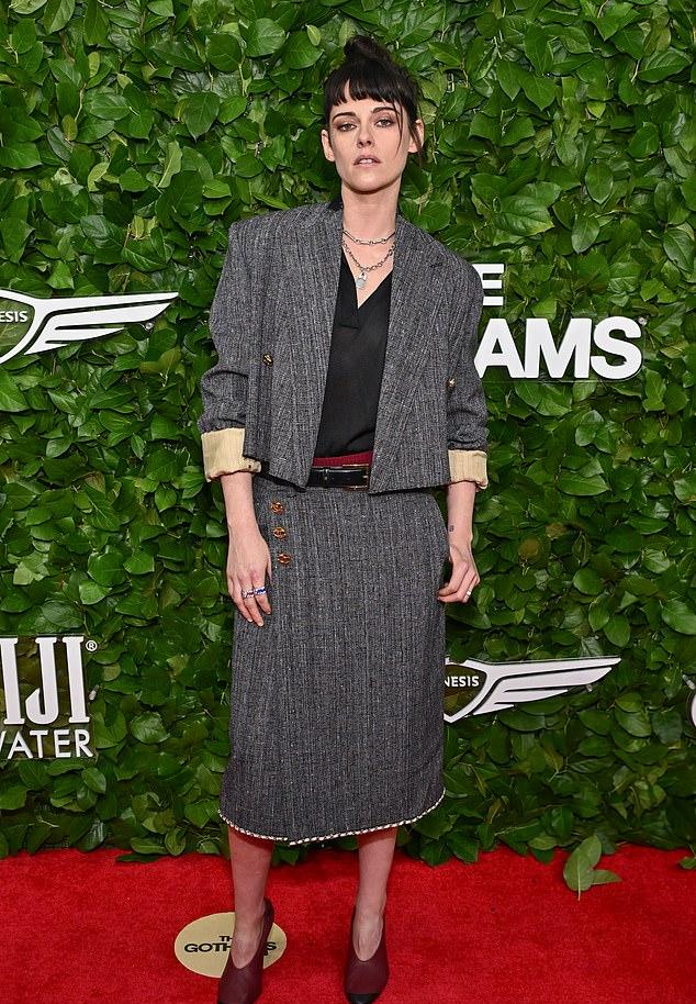 Кристен Стюарт (35) на красной дорожке: укороченный пиджак и твидовая юбка в тон, чуть оверсайз, добавили небрежности деловому образу.