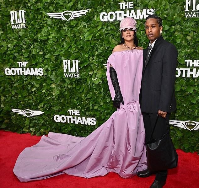 Лауреат "Грэмми" и бьюти-магнат появилась с партнёром, рэпером ASAP Rocky, одетым в традиционный, но свободный костюм.