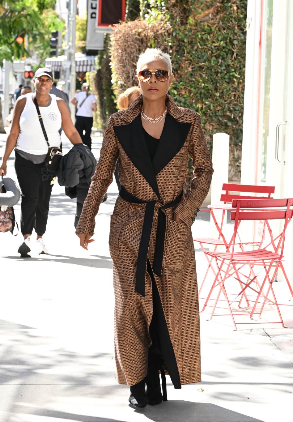 Актриса Джада Пинкетт Смит прогуливается по улицам Беверли-Хиллз.