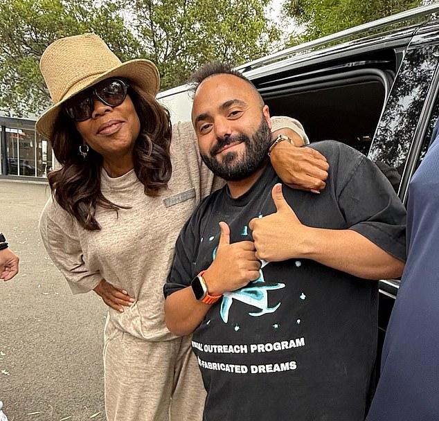 Опра Уинфри, одна из богатейших женщин, приказала кортежу лимузинов остановиться на авиабазе в Сиднее, чтобы поприветствовать нас четверых.