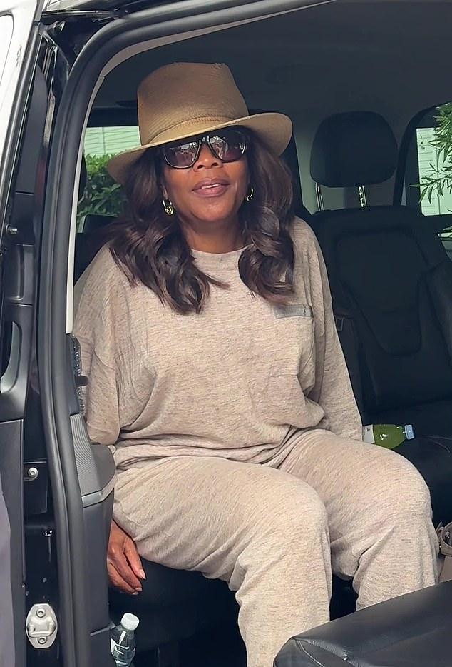 «Куплю тебе машину, — засмеялась она. — Боюсь, сегодня это не выйдет».